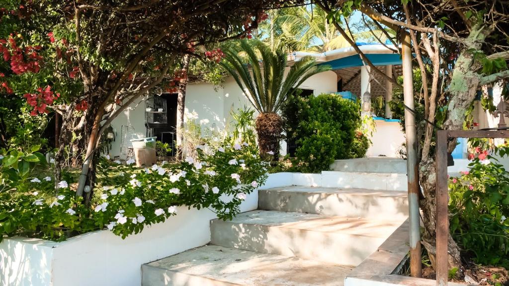 um conjunto de escadas em frente a uma casa com flores em Hotel Sol y Mar em Santa Catalina