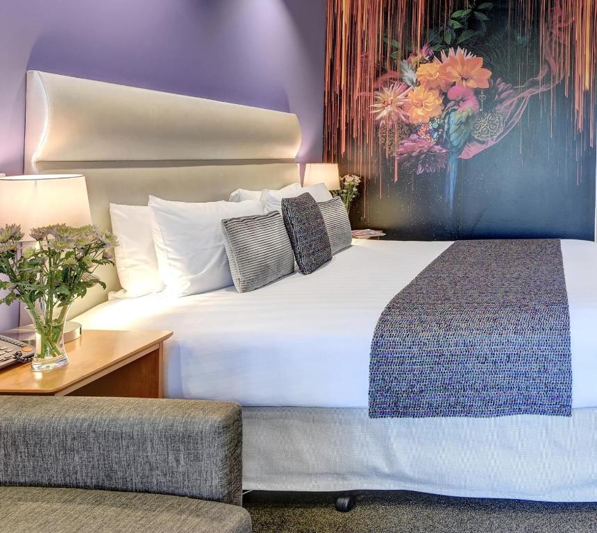Postel nebo postele na pokoji v ubytování Tides Hotel