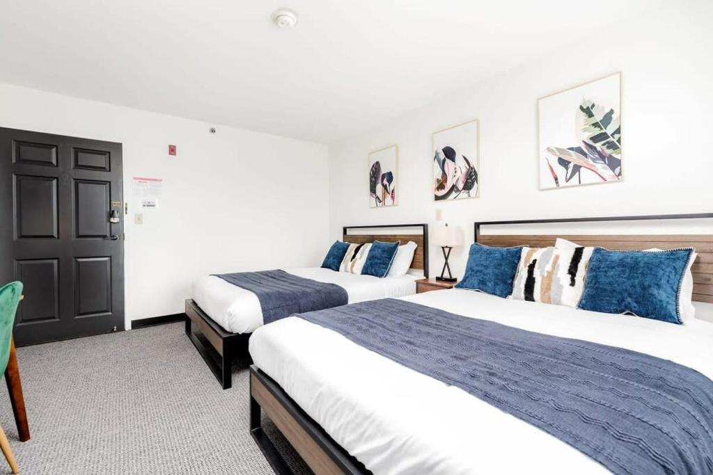 מיטה או מיטות בחדר ב-CozySuites CWE Double Queen Suite