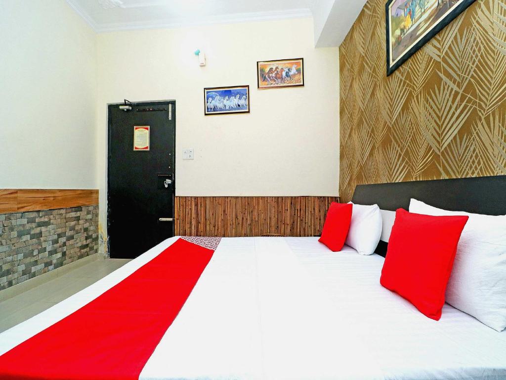 Postel nebo postele na pokoji v ubytování Hotel O Welcome Lounge