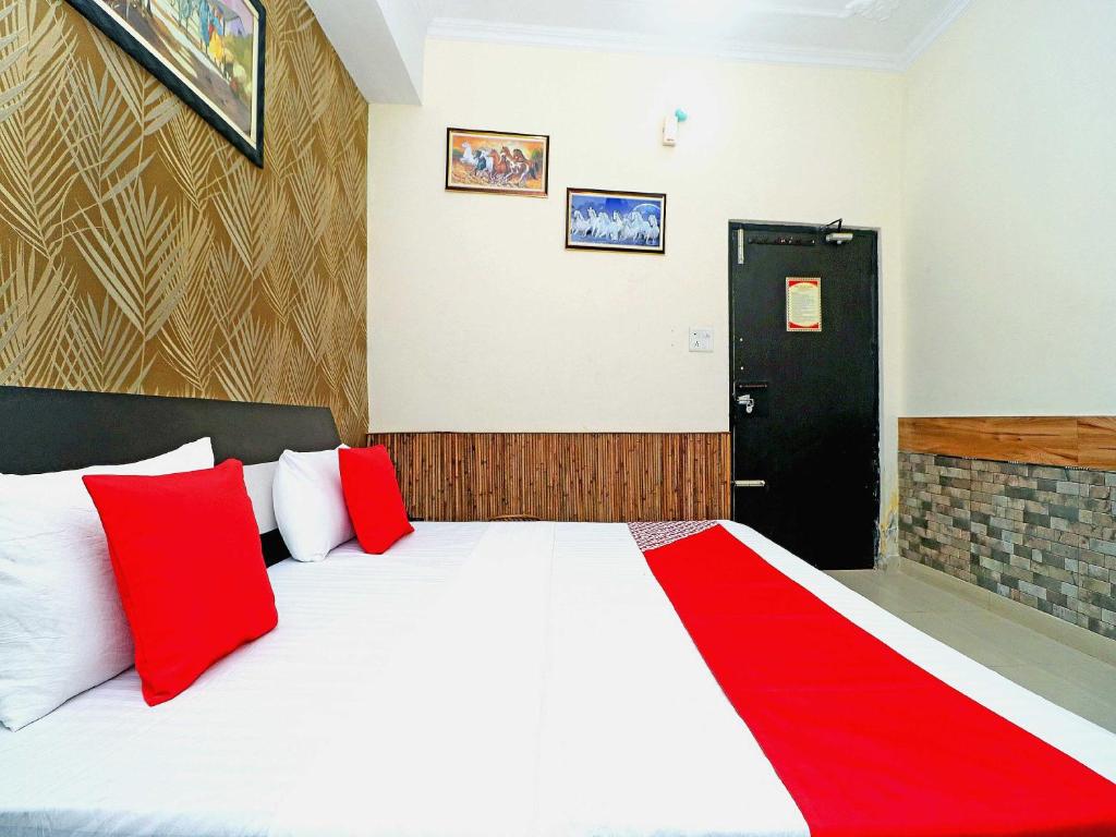 Postel nebo postele na pokoji v ubytování Hotel O Welcome Lounge