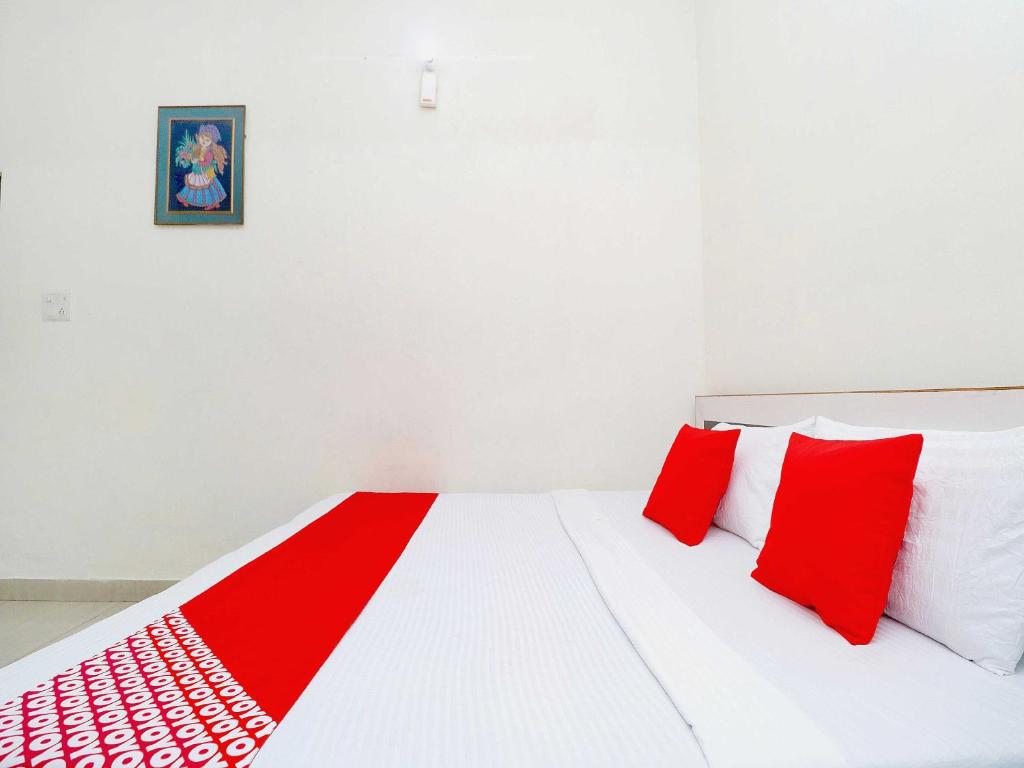 Postel nebo postele na pokoji v ubytování Hotel O Welcome Lounge