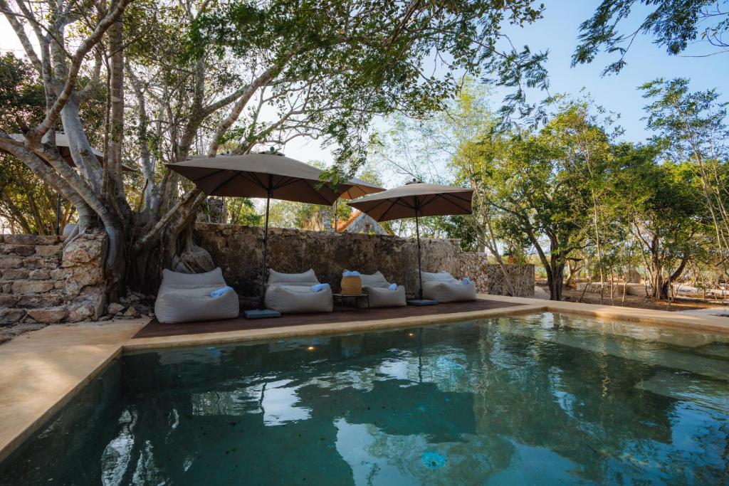 Bazén v ubytování Viatura Hacienda Xtojil, Yucatan, Merida, with Optional All Inclusive nebo v jeho okolí