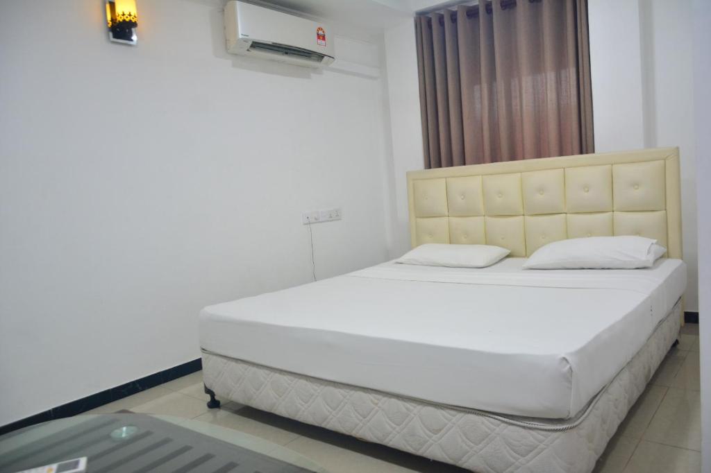 Postel nebo postele na pokoji v ubytování Saasha City Hotel