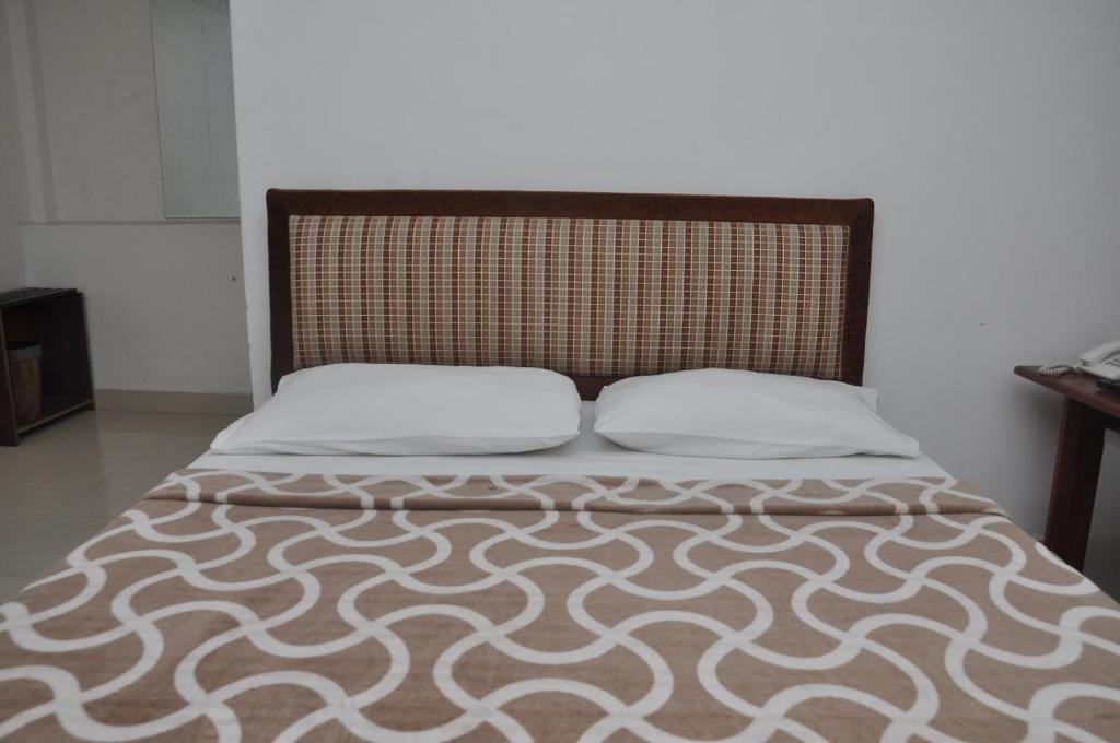 Postel nebo postele na pokoji v ubytování Saasha City Hotel