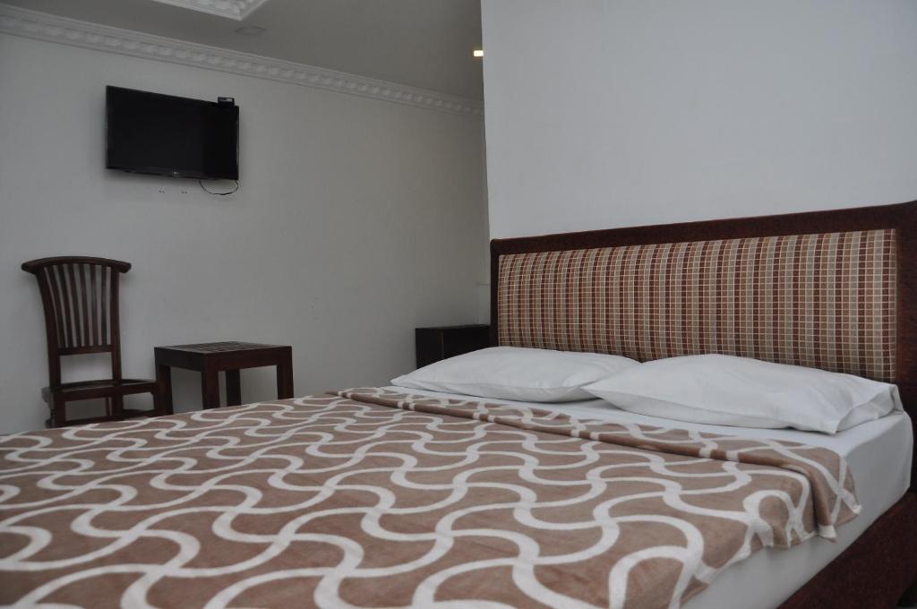 Postel nebo postele na pokoji v ubytování Saasha City Hotel