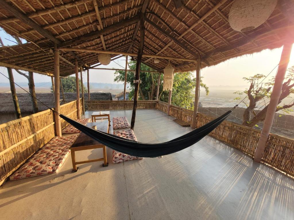 BhagauraにあるIshq Sanctum- A Conscious Guest Houseの海の景色を望む客室内のハンモック