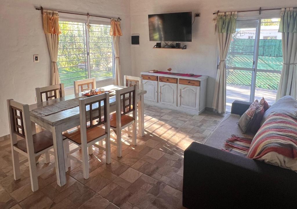 een woonkamer met een tafel en een eetkamer bij Casa "La Margarita" - Villa 25 de Mayo, San Rafael in San Rafael
