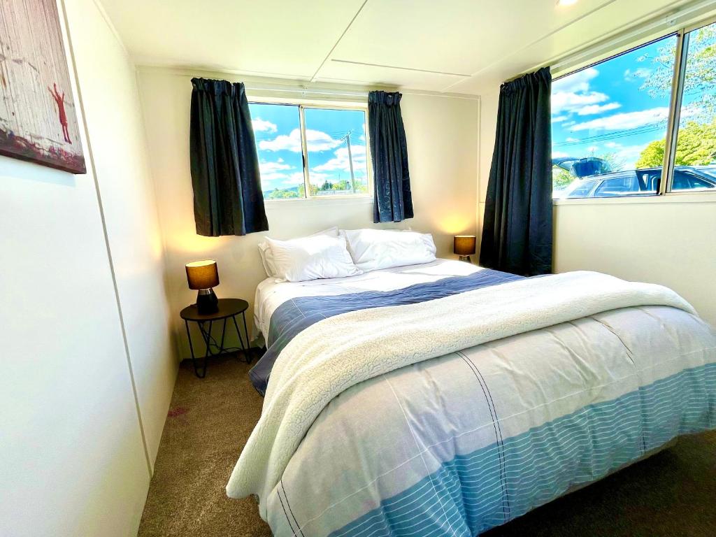 1 dormitorio con cama y ventana en Comfy and Cosy at the lake, en Mangakino
