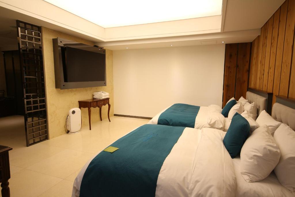 Postel nebo postele na pokoji v ubytování JB Tourist Hotel