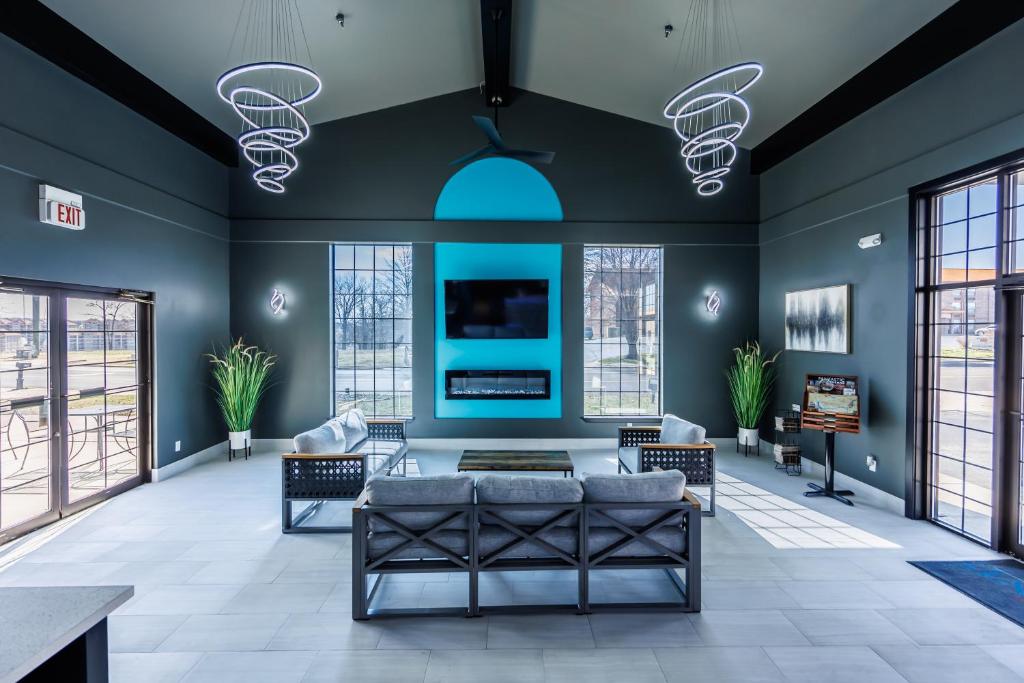 布蘭森的住宿－Baymont by Wyndham Branson Thousand Hills，客厅拥有蓝色的墙壁和沙发