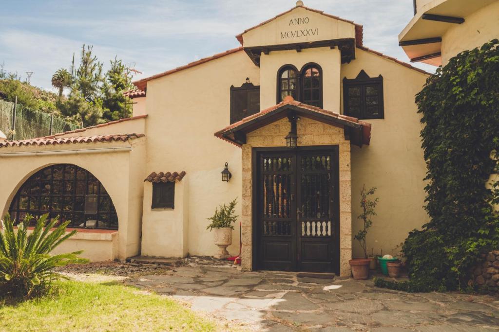 dom z czarnymi drzwiami na podwórku w obiekcie estudio Wabi-Sabi w mieście Santa Brígida