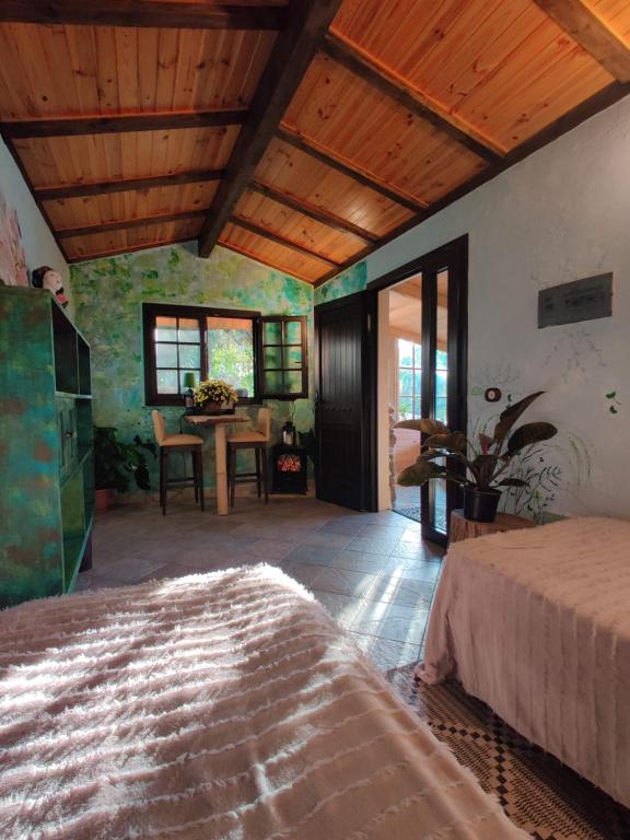 ein Schlafzimmer mit einem Bett und einem Tisch in einem Zimmer in der Unterkunft estudio Wabi-Sabi in Santa Brígida