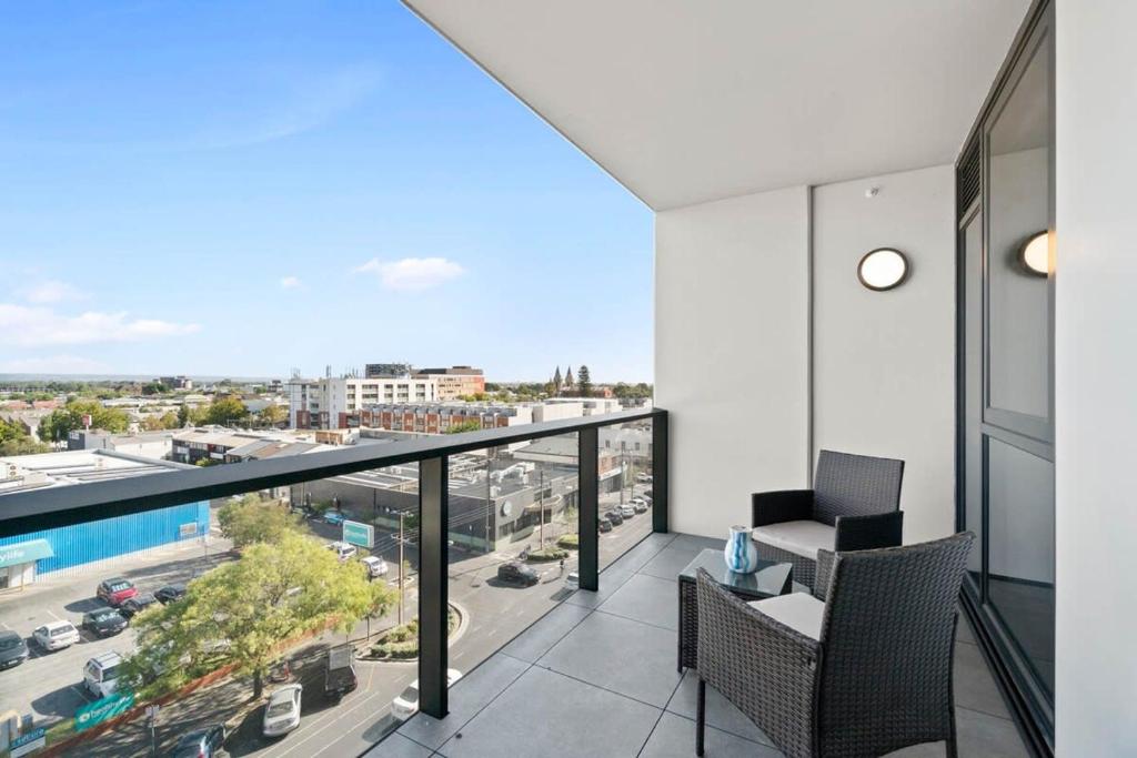 Balkonas arba terasa apgyvendinimo įstaigoje Elegant 1BR CBD Apt Walkable&Wi-Fi&Attractions