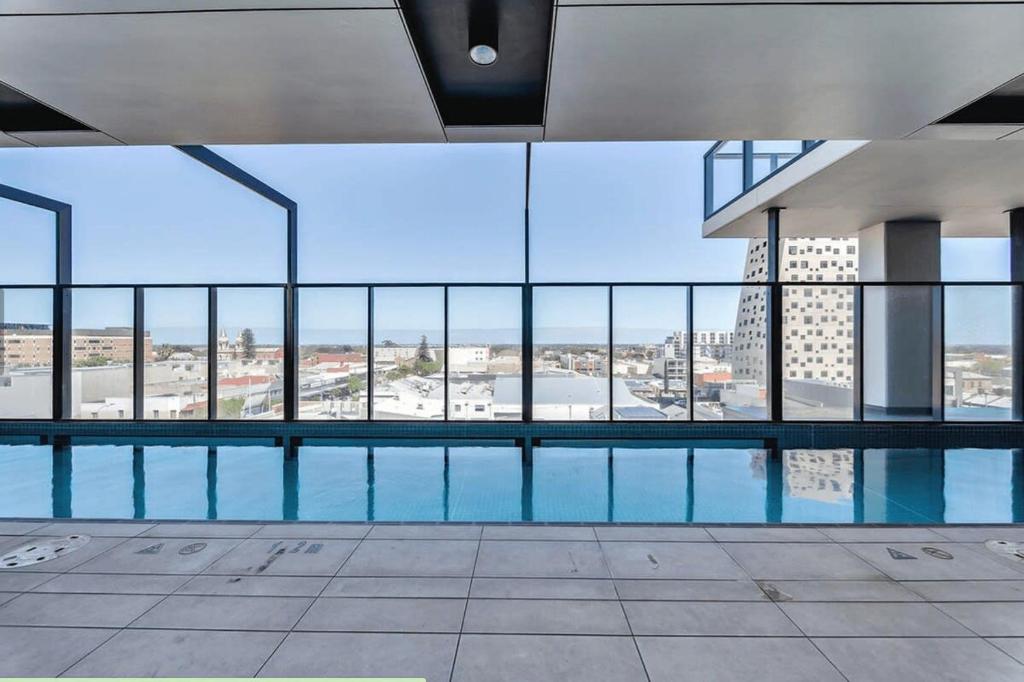 Baseinas apgyvendinimo įstaigoje Elegant 1BR CBD Apt Walkable&Wi-Fi&Attractions arba netoliese