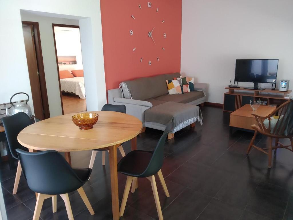 een woonkamer met een tafel en een bank bij Linda y cómoda casa en Colonia del Sacramento in Colonia del Sacramento