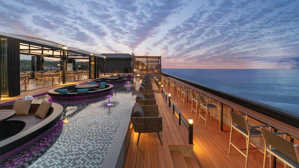 - un balcon sur un bateau de croisière avec un coucher de soleil dans l'établissement Two Y Hotel, à Yangyang