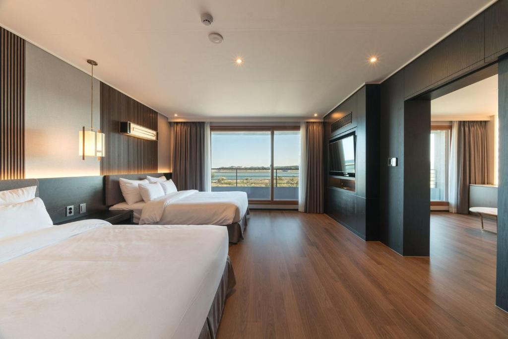 Dignity Hotel - 豪华双胞胎房间，配以2杯酒和奶酪盘2