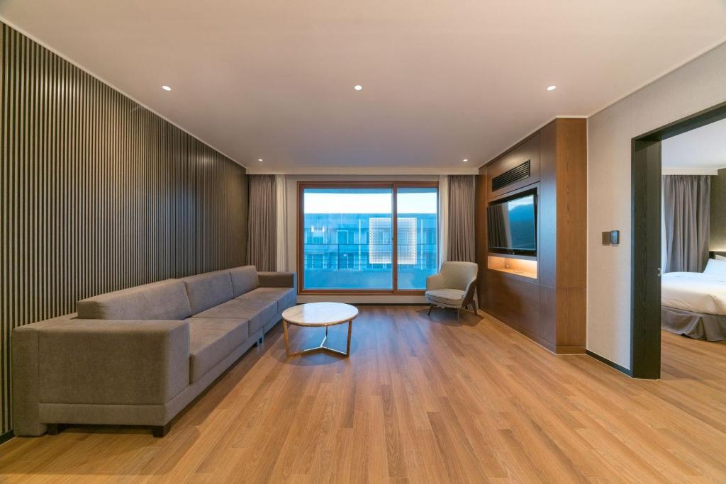 Dignity Hotel - 总理套房，配以2杯酒和奶酪盘2杯