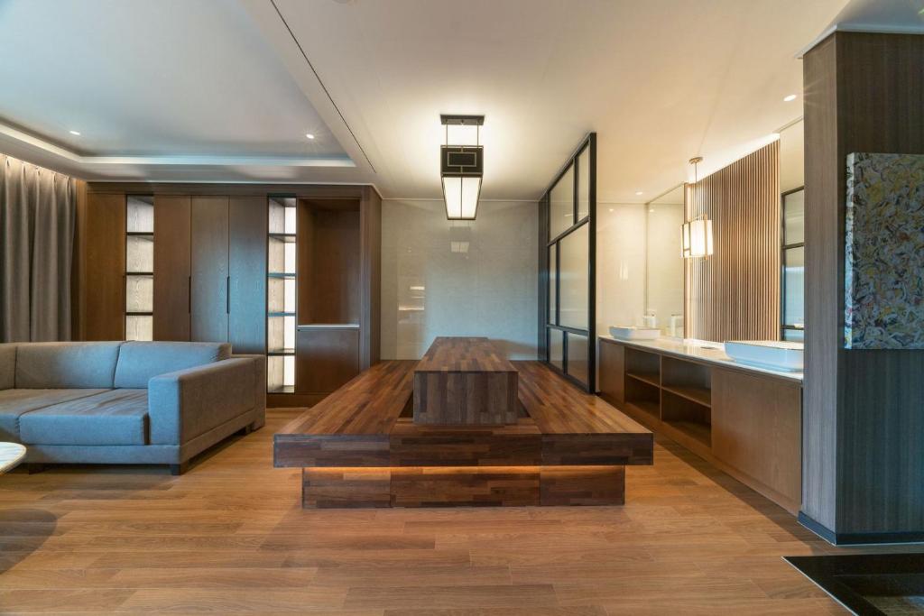 Dignity Hotel - 皇家套房，配以2杯酒和奶酪盘2