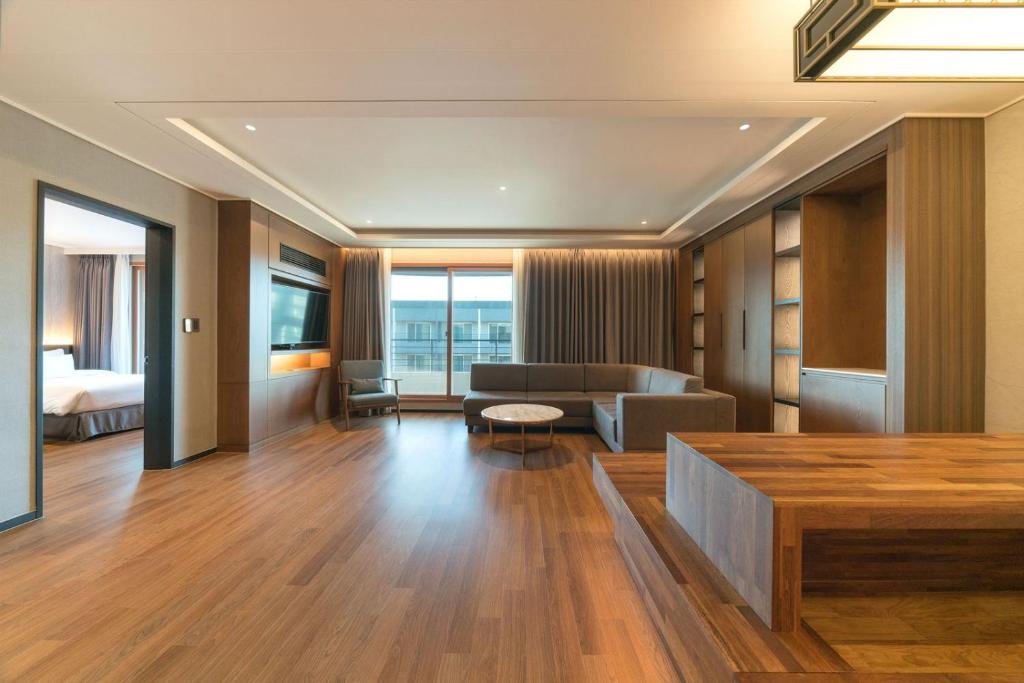 Dignity Hotel - 皇家套房，早餐2、2杯酒和奶酪盘