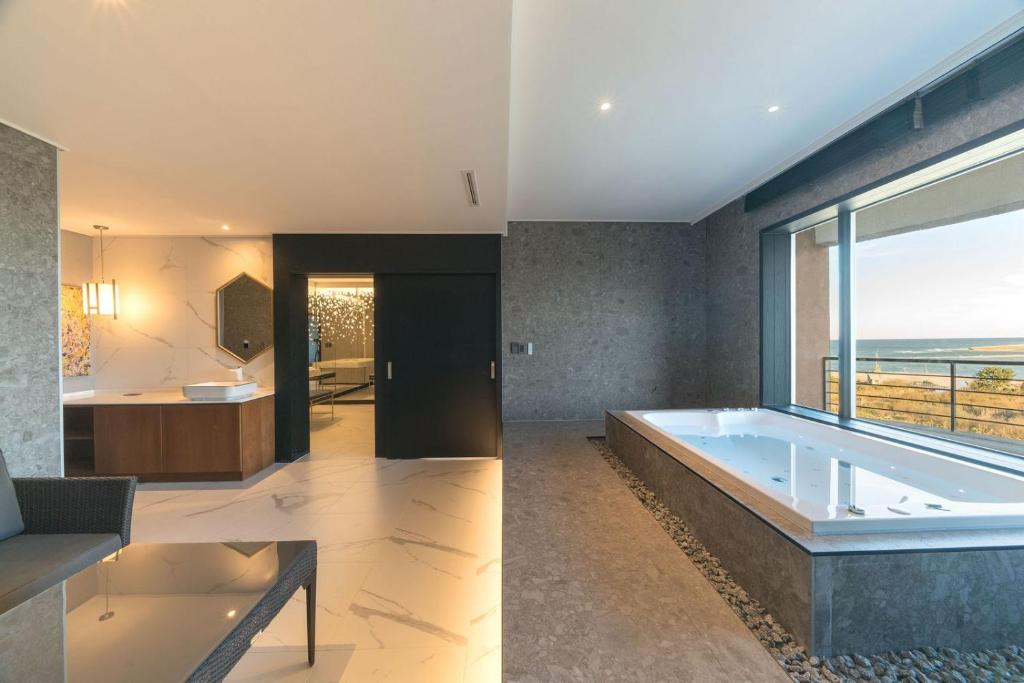 Dignity Hotel - 豪华温泉室，配以2杯酒和奶酪盘2