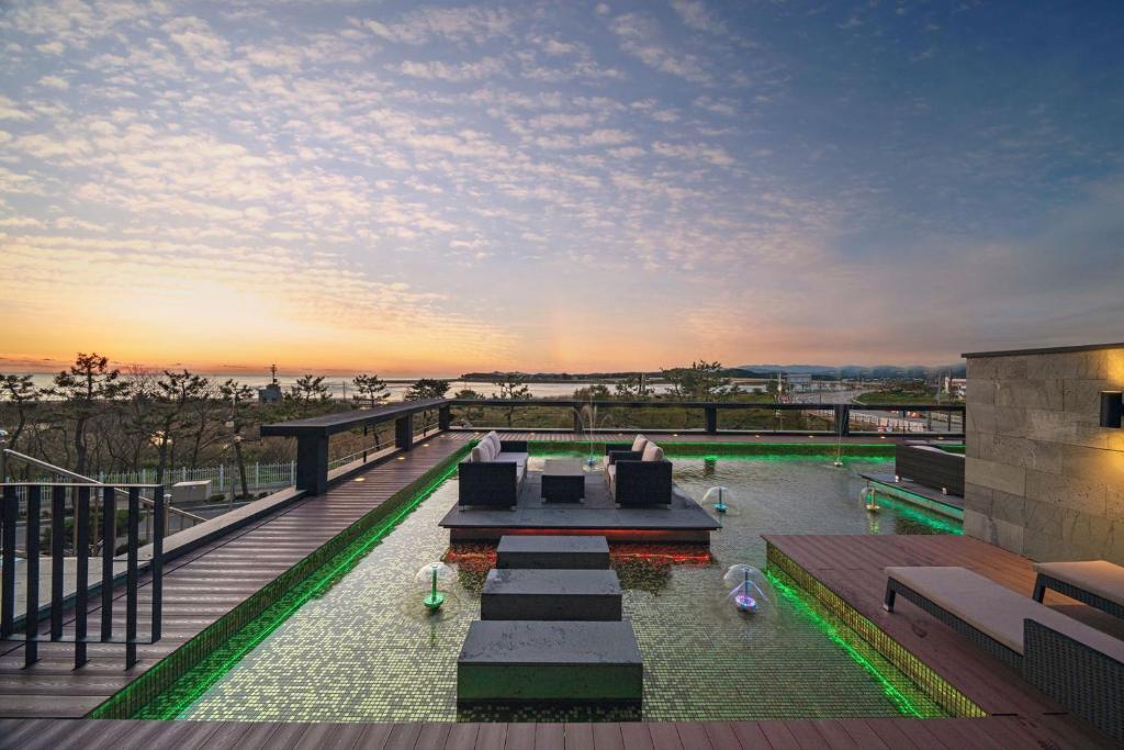 Dignity Hotel - 套房露台，配以2杯酒和奶酪盘2