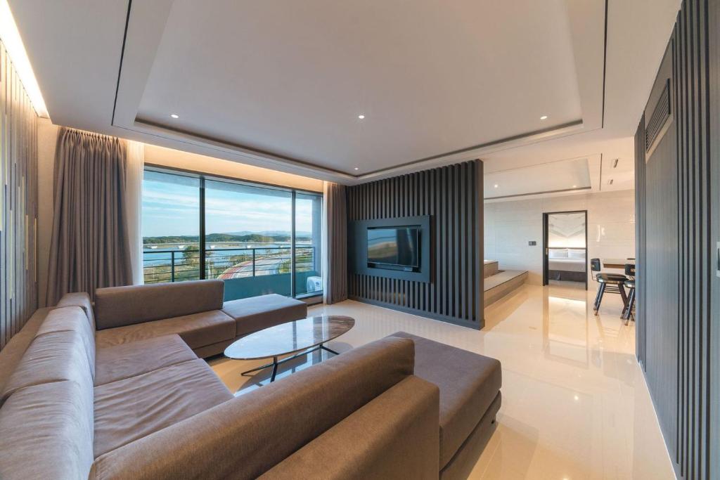 Dignity Hotel - 阁楼套房，配以2杯酒和奶酪盘2杯