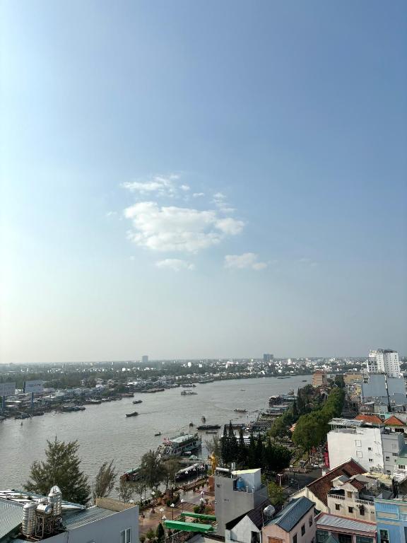 Kim Tho Hotel - Deluxe Triple Room With City View