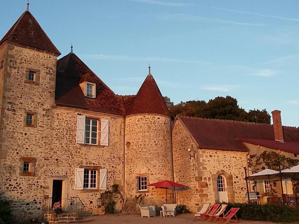 Charmante maison du XVe avec piscine, jardin et terrasse en lisière de la forêt de Tronçais - FR-1-489-217 - Holiday Home (8 Volwassenen)