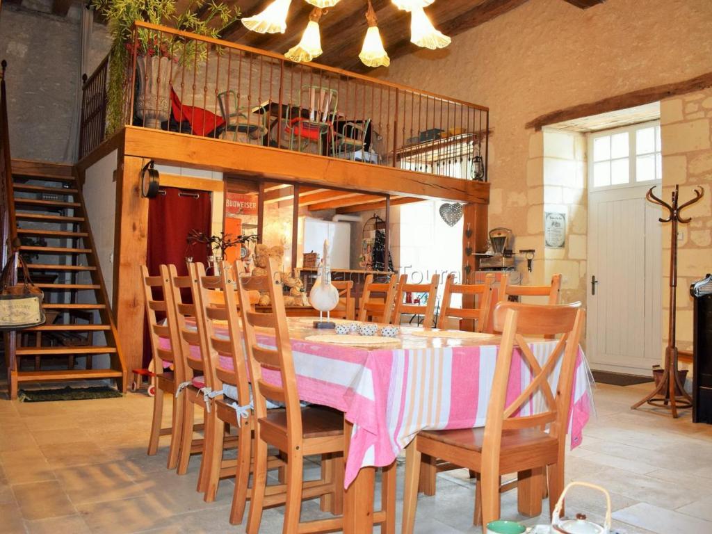 a dining room with a table and chairs at Gîte Loches, 2 pièces, 6 personnes - FR-1-381-268 in Loches