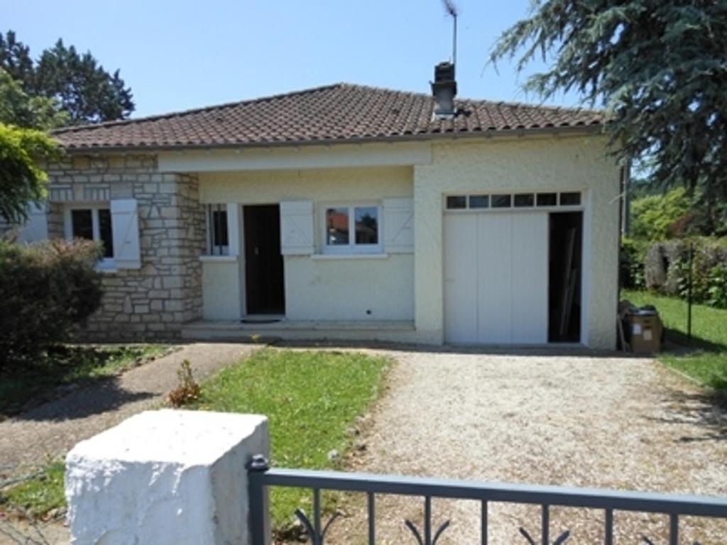 una pequeña casa blanca con una valla delante en Gîte Trélissac, 3 pièces, 4 personnes - FR-1-616-74 en Trélissac