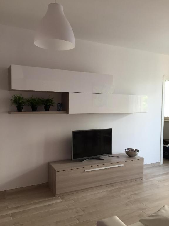TV a/nebo společenská místnost v ubytování Appartamenti Stella Del Mare