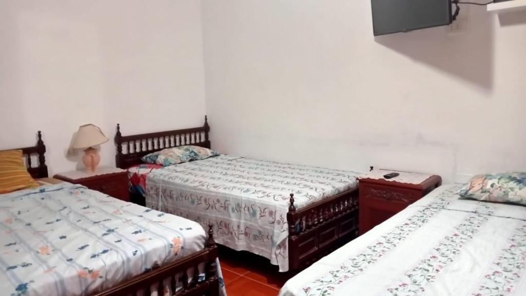 1 dormitorio con 2 camas y lámpara. en Blue Beach House Chicama - Habitaciones, en Puerto Chicama