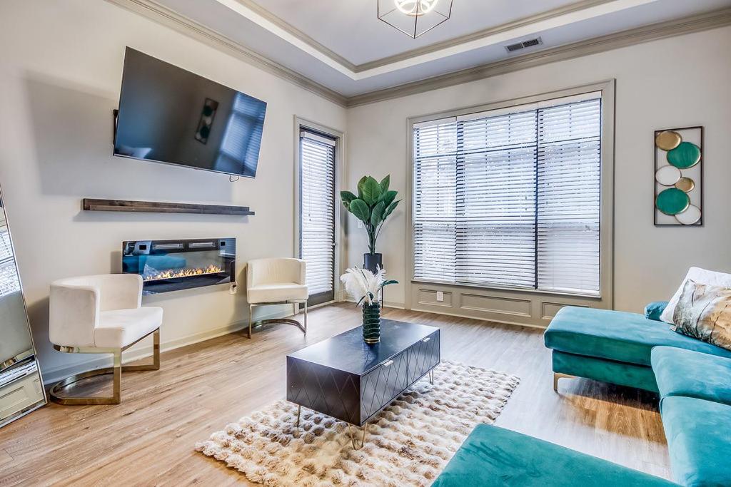 ein Wohnzimmer mit Sofa und Tisch in der Unterkunft Modern luxury retreat! in Atlanta