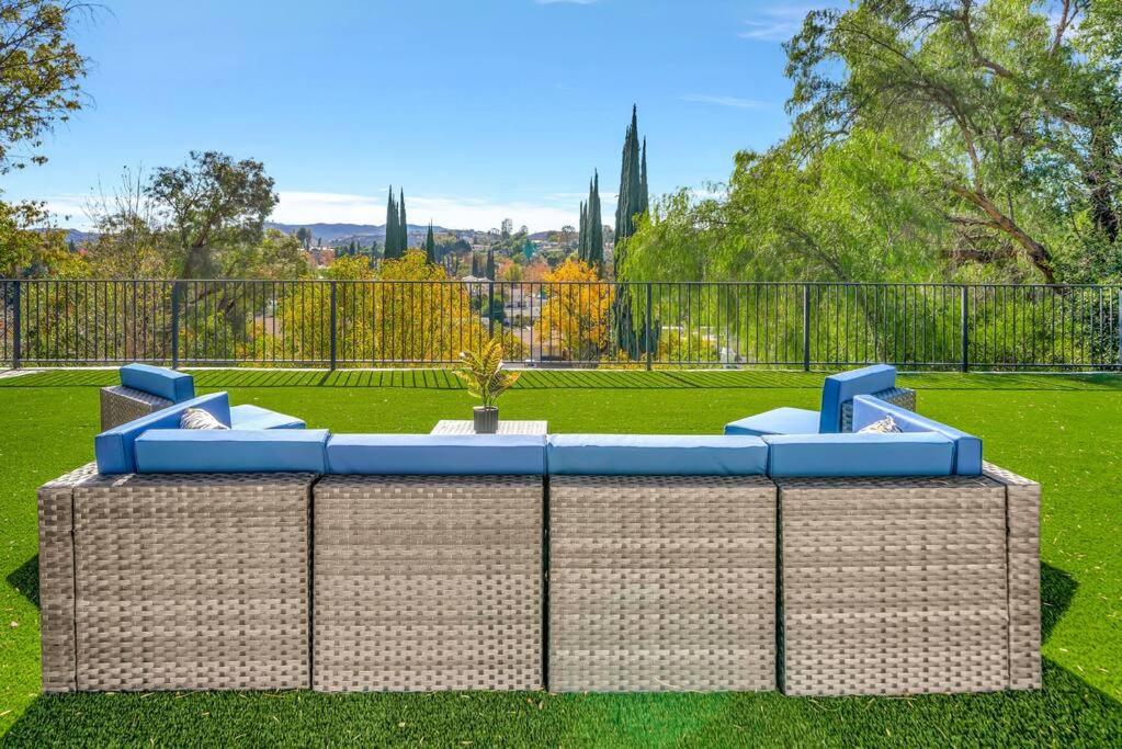 um parque infantil num parque com uma cerca em New! King Suite House with an Amazing Valley View! em Los Angeles