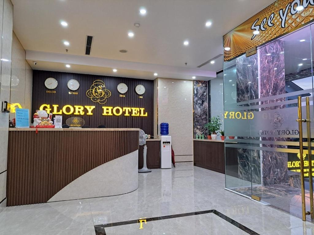 un hall d'un hôtel au miel avec un comptoir dans l'établissement Glory Hotel Apartment Hải Phòng, à Hai Phong