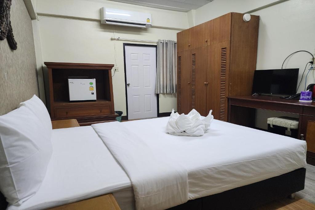 Postel nebo postele na pokoji v ubytování Kim Hotel At Bangplong