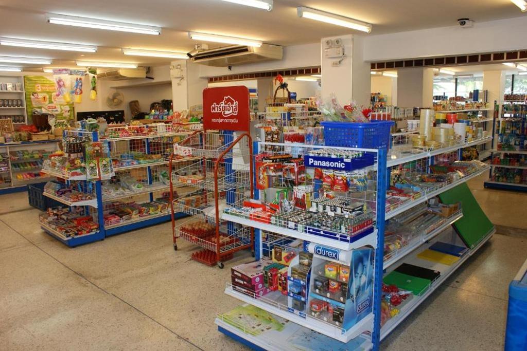 Supermarket nebo jiné obchody v  penzionu nebo okolí