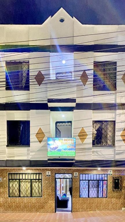 un edificio con un cartello sul lato di Hotel Turista Real a Bucaramanga