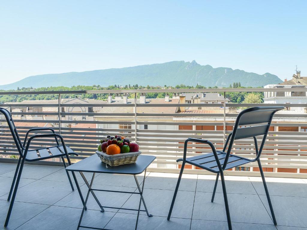 een fruitschaal op een tafel op een balkon bij Appartement Aix-les-Bains, 2 pièces, 2 personnes - FR-1-617-32 in Aix-les-Bains