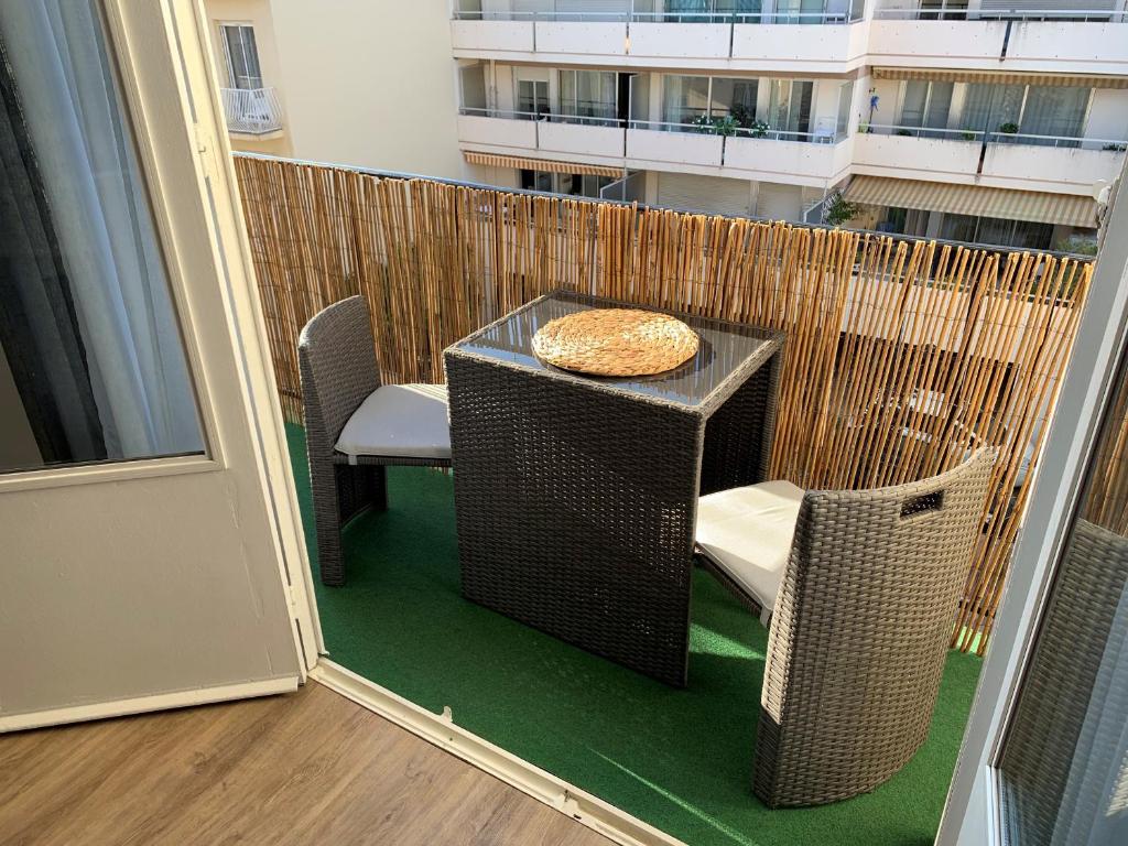 a balcony with a table and chairs on a balcony at Appartement Arcachon, 3 pièces, 4 personnes - FR-1-319-458 in Arcachon