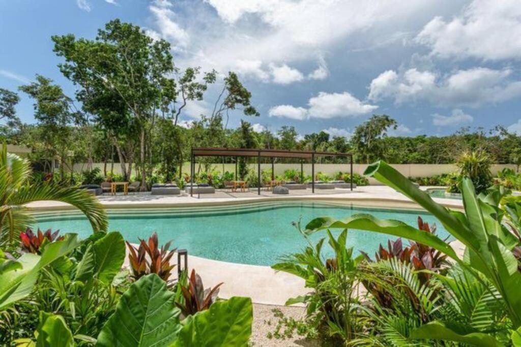 einen Pool mit Pavillon und Pflanzen in der Unterkunft new charming studio with terrace in Tulum