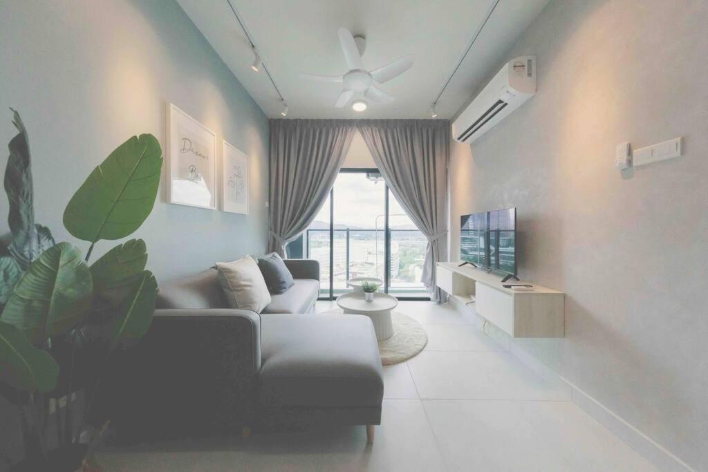 een woonkamer met een bank en een tv bij Majestic Maxim Oceanic Cottage 3BR Mrt 夜市中文房东 in Kuala Lumpur