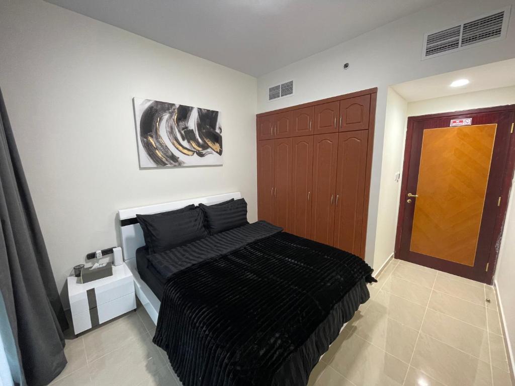 Postel nebo postele na pokoji v ubytování Luxury Apartments - Ajman Corniche UAE