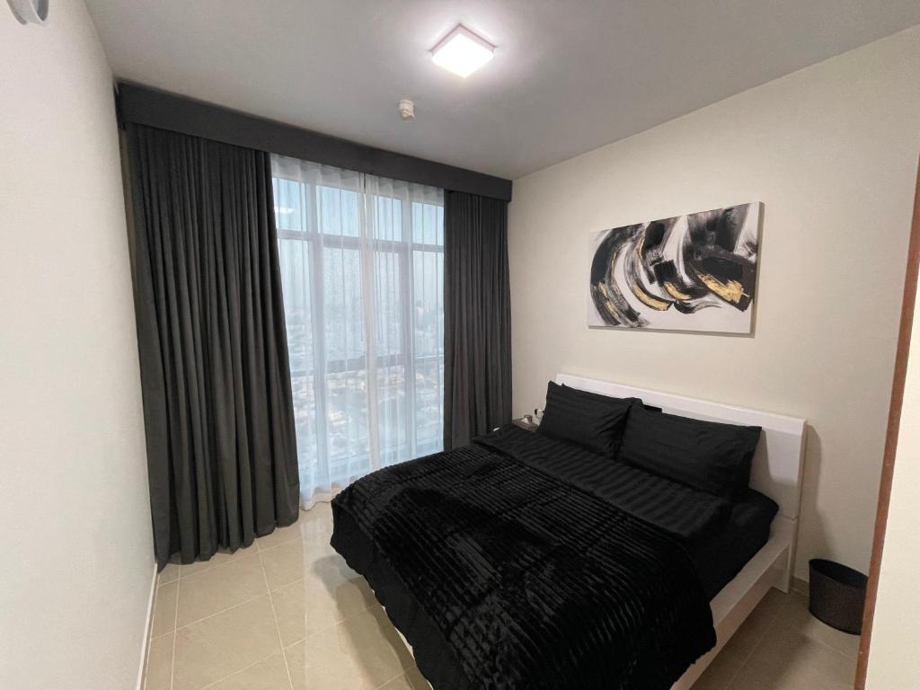 Postel nebo postele na pokoji v ubytování Luxury Apartments - Ajman Corniche UAE