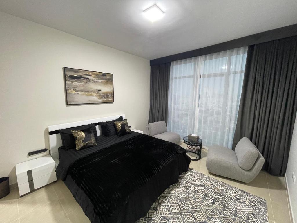 Postel nebo postele na pokoji v ubytování Luxury Apartments - Ajman Corniche UAE
