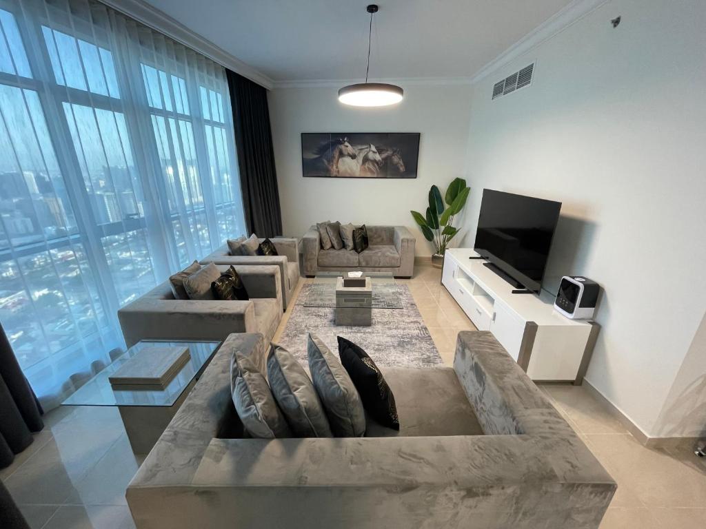 TV a/nebo společenská místnost v ubytování Luxury Apartments - Ajman Corniche UAE