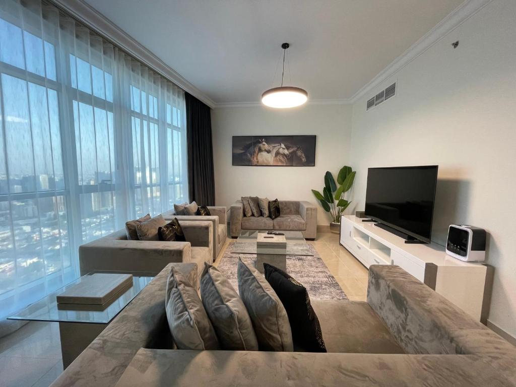 TV a/nebo společenská místnost v ubytování Luxury Apartments - Ajman Corniche UAE