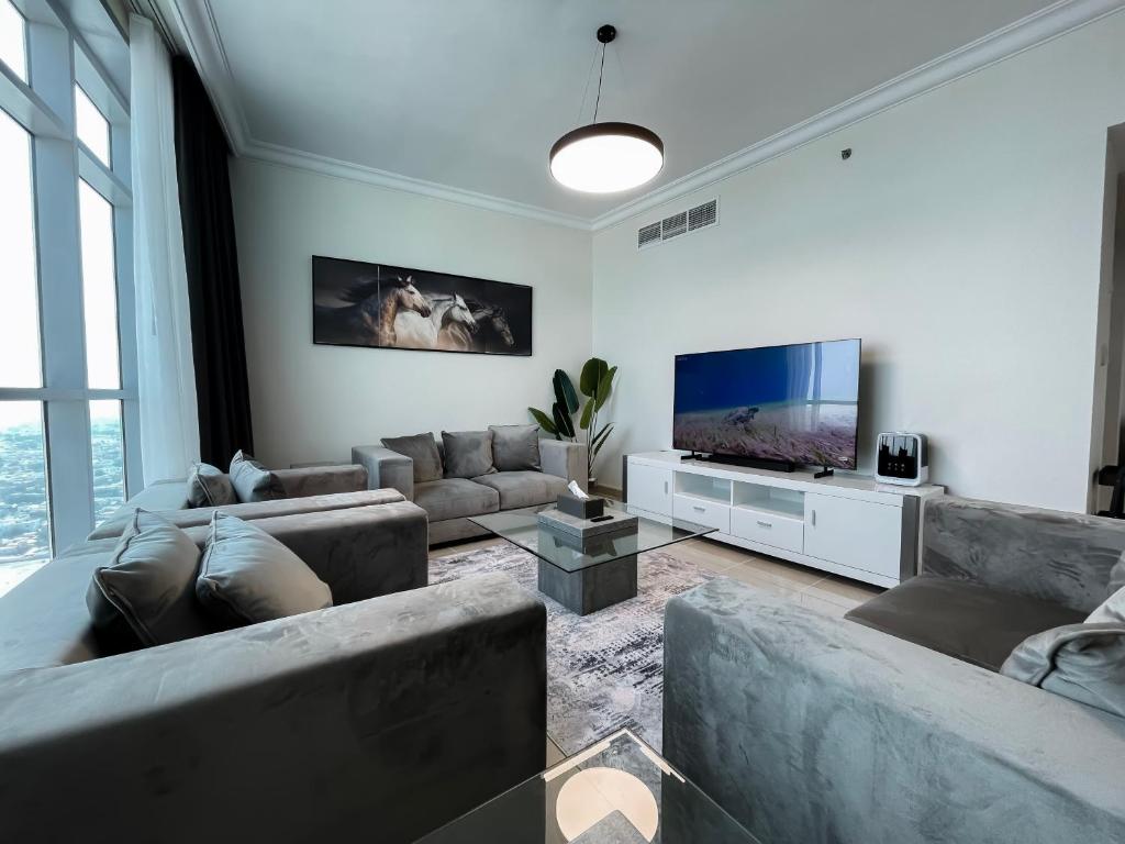 TV a/nebo společenská místnost v ubytování Luxury Apartments - Ajman Corniche UAE
